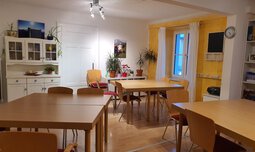 Gemütlicher Raum mit Tischen und Stühlen | © Caritas Miesbach
