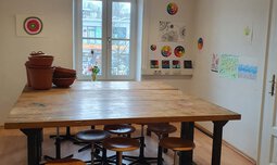 Kreativ-Raum mit Tischen und Hockern | © Caritas Miesbach